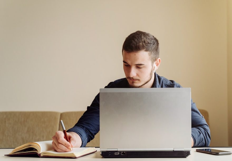 A importância de realizar cursos profissionalizantes na era digital