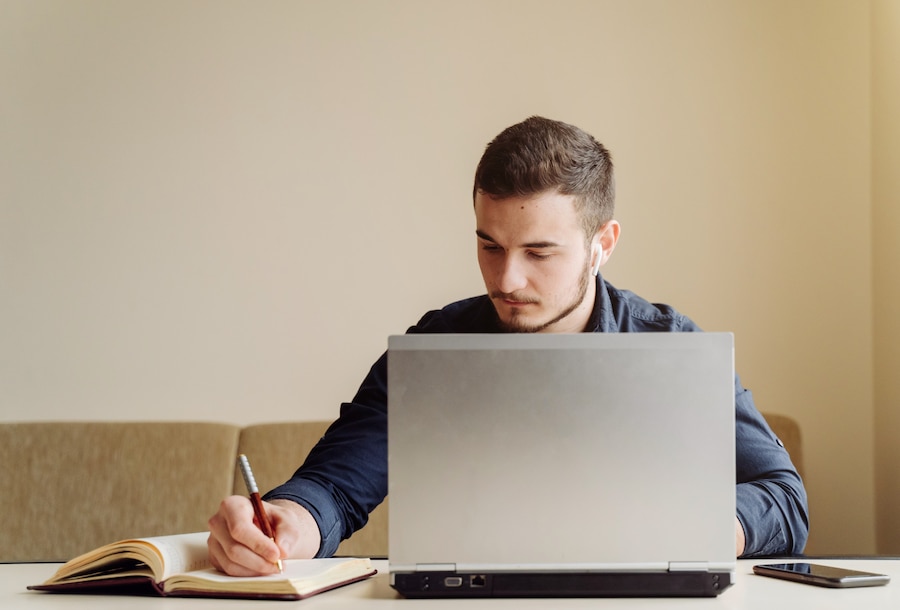 A importância de realizar cursos profissionalizantes na era digital